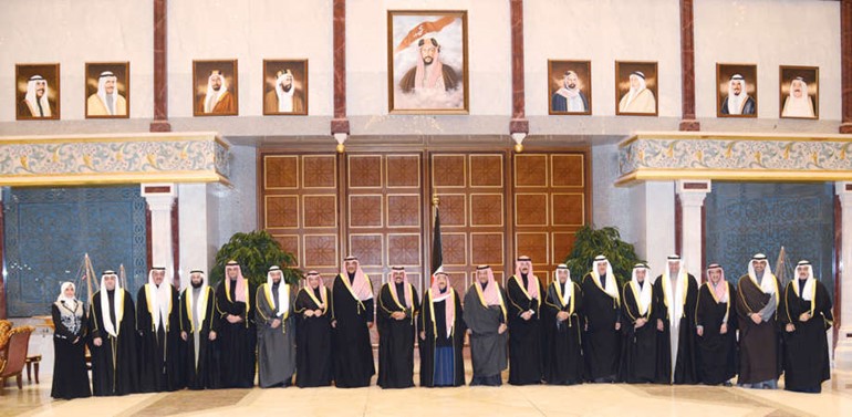 صاحب السمو الامير الشيخ صباح الاحمد وسمو ولي العهد الشيخ نواف الاحمد وسمو رئيس الوزراء الشيخ جابر المبارك يتوسطون اعضاء الحكومة بعد صدور مرسوم التعديل الوزاري 