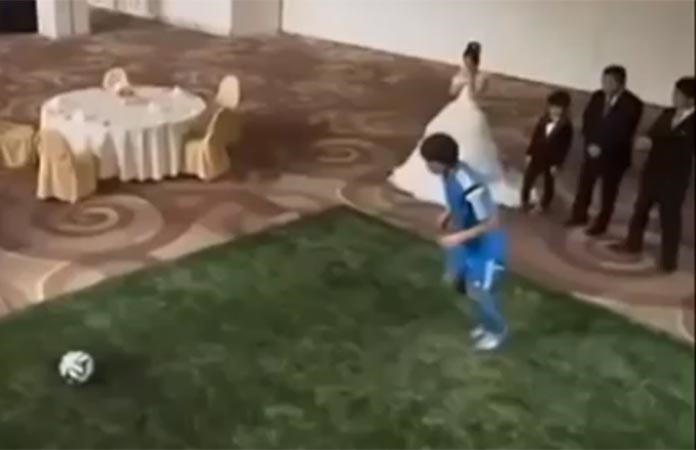 بالفيديو... لاعب ياباني يستعرض مهاراته الكروية بحفل زفاف ويصيب اعلى «التورته» دون ان يوقعها