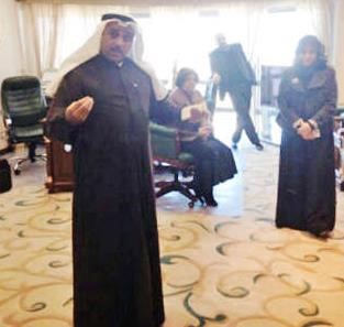 دعادل الوقيان خلال حديثه مع الموظفين﻿