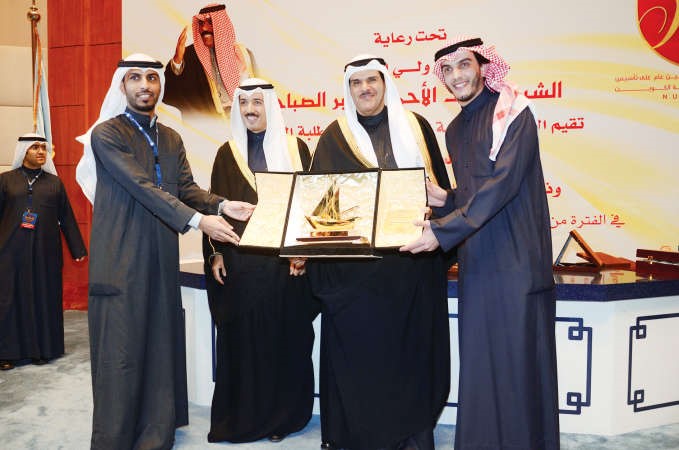 احمد السميط ومحمد مشعان يسلمان الشيخ سلمان الحمود درعا تكريمية