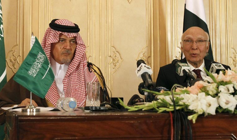 وزير الخارجية السعودي الامير سعود الفيصل ومستشار الامن القومي والشؤون الخارجية الباكستاني سرتاج عزيز خلال مؤتمر صحافي في اسلام اباد امس الاول	اپ 
