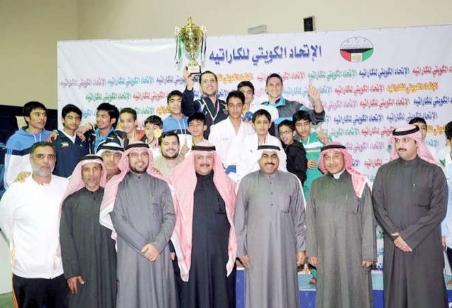 مناحي الفضلي وعماد بهبهاني مع اللاعبين الفائزين باللقب﻿