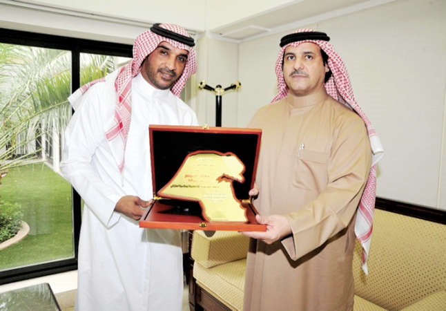 النائب سلطان اللغيصم يتسلم درعا من خالد الشمري﻿