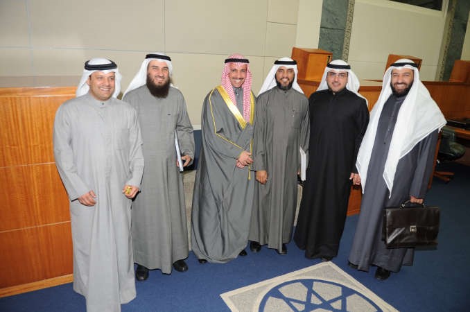 مرزوق الغانم متوسطا دعلي العمير ودعبدالكريم الكندري ودحسين قويعان والامين العام علام الكندري وفيصل الكندري