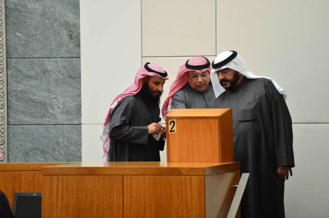 الشيخ خالد الجراح متوسطا سعدون حماد وسعود الحريجي