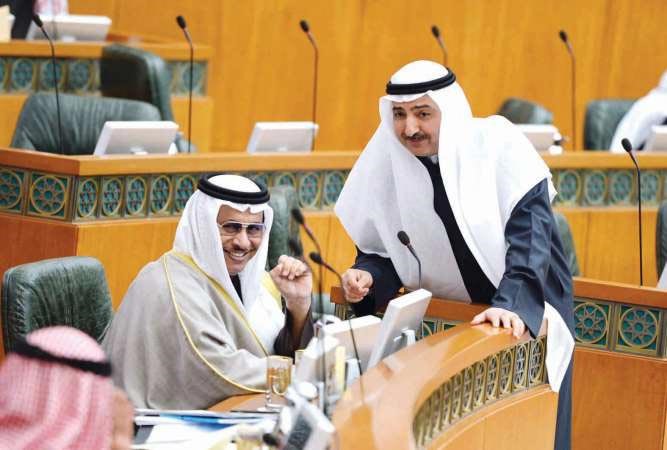 سمو رئيس مجلس الوزراء الشيخ جابر المبارك مع النائب جمال العمر خلال الجلسة