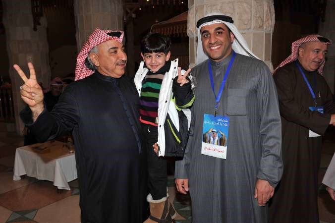 دشتي يحمل احد الناخبين الصغار