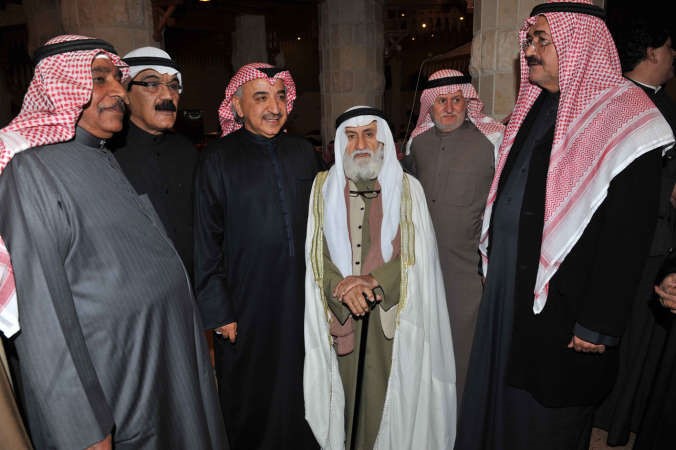 دشتي يتوسط المباركين له بالعضوية