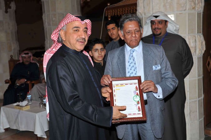  ويتلقى درعا تذكارية