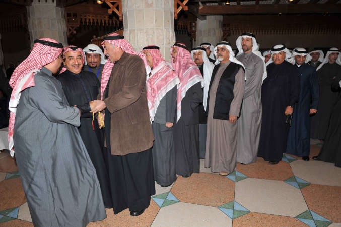 دشتي يستقبل المهنئين
