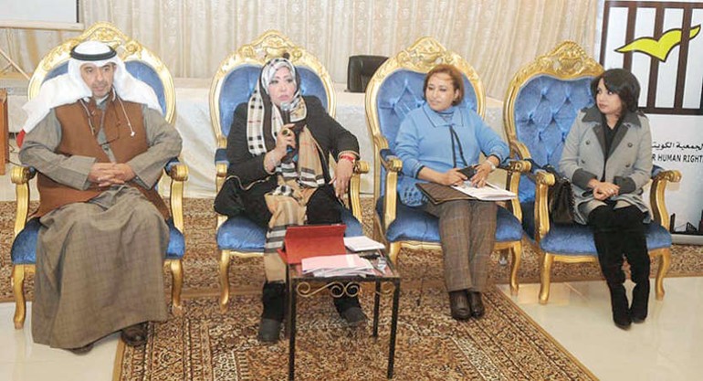 المشاركون في ندوة دمج المعاق في المجتمع في جمعية حقوق الانسان﻿