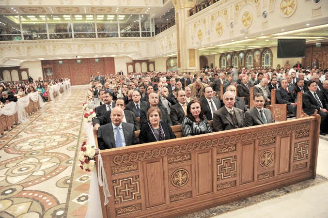 السفير سليمان وحرمه واركان السفارة والقنصلية المصرية يتقدمون المهنئين باحتفالات ميلاد السيد المسيح خلال القداس بالكنيسة المصرية
