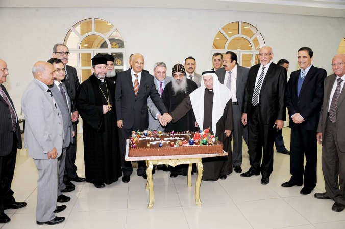 الاب بيجول والسفيران المصري عبدالكريم سليمان والعراقي دمحمد بحر العلوم والقس عمانويل غريب خلال تقطيع كيكة الاحتفال 
