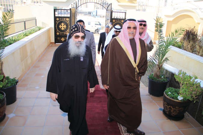 الشيخ علي الجراح يصل الكنيسة لتقديم التهاني للانبا بيجول 