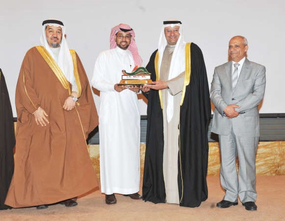 العبيدي مكرما احد الفائزينمتين غوزال