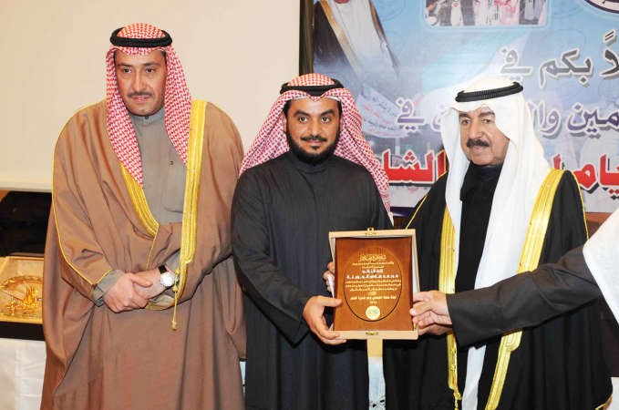 دمحمد الحويلة يتسلم تكريمه من الشيخ سلطان بن حثلين﻿