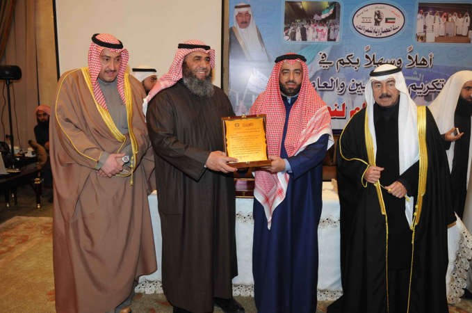 السفير سعود السبيعي يتسلم تكريمه﻿