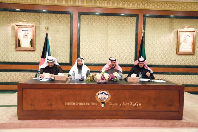  خالد الجارالله خلال لقائه رؤساء بعثات دول مدعوة لحضور مؤتمر المانحين ﻿