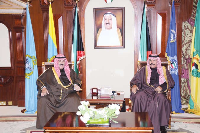 سمو ولي العهد الشيخ نواف الاحمد مستقبلا سمو الشيخ ناصر المحمد﻿
