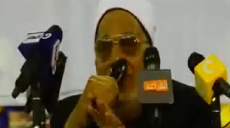 بالفيديو...شيخ أزهري: الله أرسل السيسي ليفتح مصر..وهو إبن آل البيت و إبن الحسين 