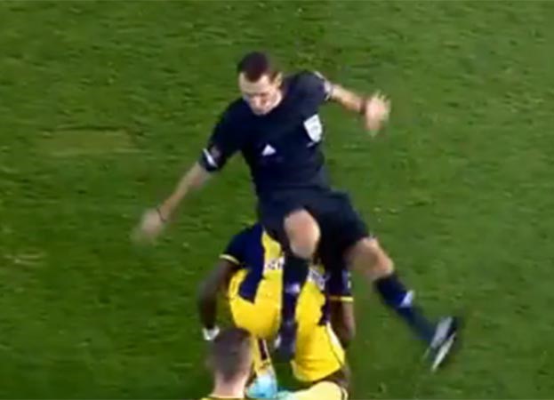 بالفيديو .. لقطة طريفة لسقوط كوميدي لحكم فوق احد اللاعبين في كأس اسبانيا تجلب ملايين المشاهدات