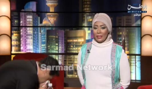بالفيديو .. مذيع كويتي ينزل تحت الطاولة ليعطس على الهواء مباشرة