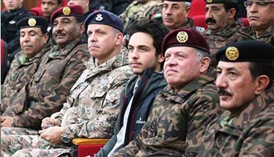 الامير الحسين الى جانب والده الملك خلال تمرين عسكري