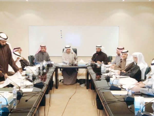 عادل الميع مترئسا اجتماع لجنة الاحمدي