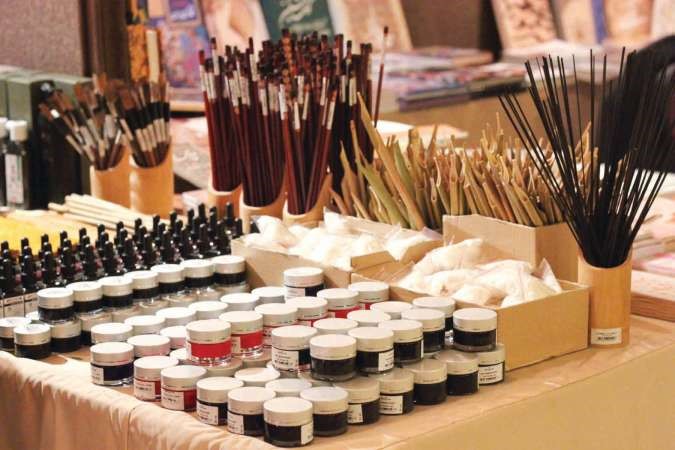  جانب من ادوات الخط والزخرفة في احدى المكتبات المشاركة 