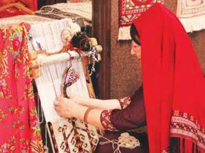  صناعة السجاد يدويا خلال الملتقى