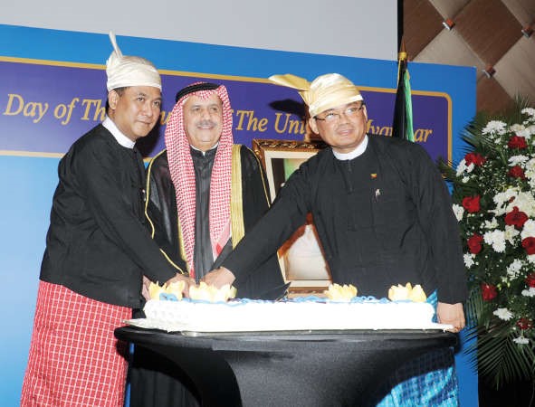 السفير محمد الرومي مشاركا سفير ميانمار تقطيع كيكة الاحتفال ﻿