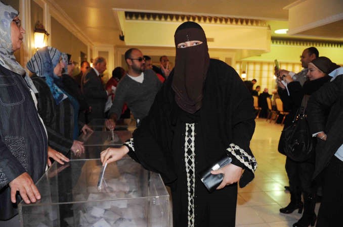  ومصرية تدلي بصوتها في السفارة المصرية امس