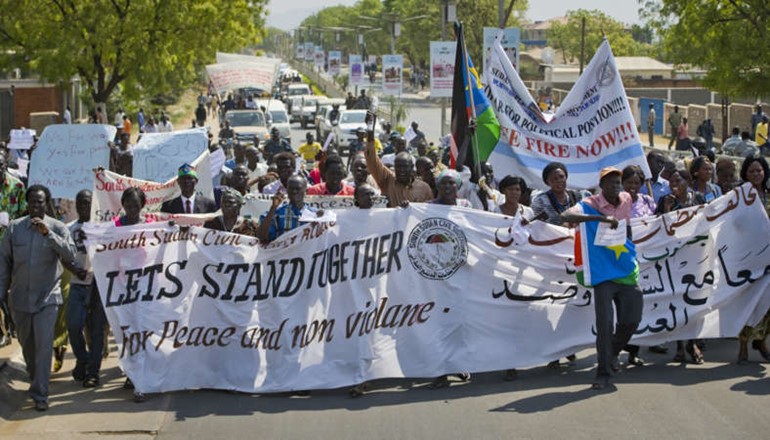 مواطنونمن جنوب السودانيدعون طرفي النزاع لوقف اطلاق النار خلال مسيرة مؤيدة للسلام في جوبا امساب ﻿