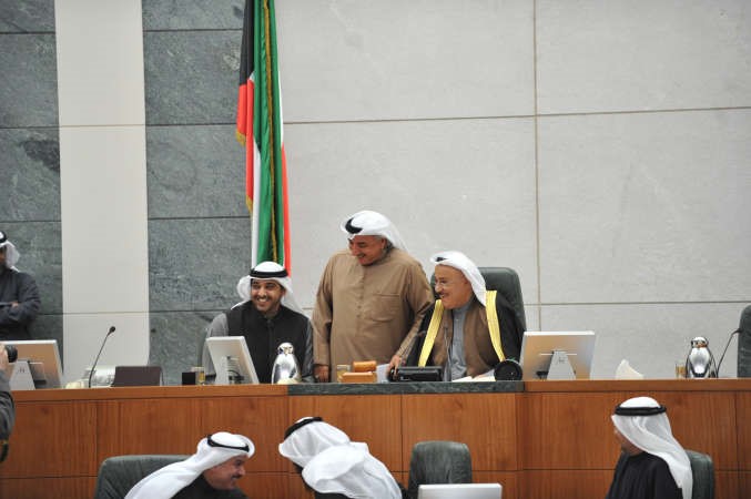 نبيل الفضل مترئسا جانبا من جلسة امس باعتباره رئيسا للسن وبجانبه دعبدالحميد دشتي والشيخ محمد العبدالله