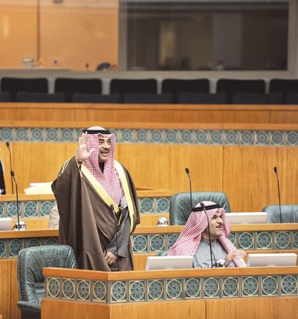 الشيخ صباح الخالد محييا الحضور وبجانبه الشيخ سلمان الحمودمتين غوزال