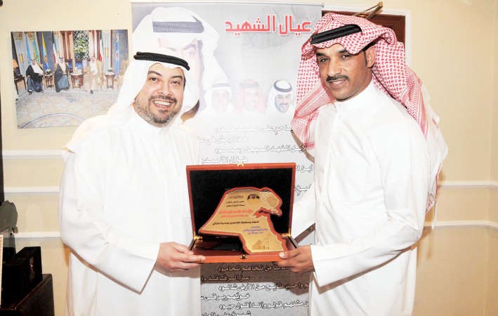 الشيخ طلال الفهد يتسلم درعا من الشمري﻿