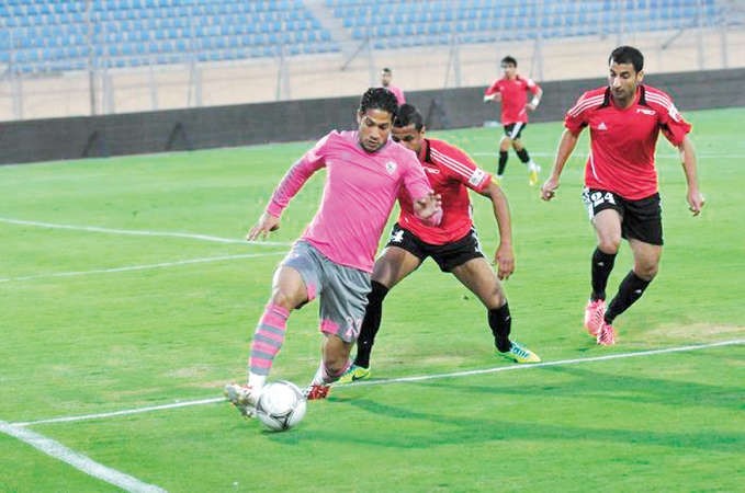 مهاجم الزمالك احمد علي يسيطر على الكرة بملاحقة مدافعي طلائع الجيش