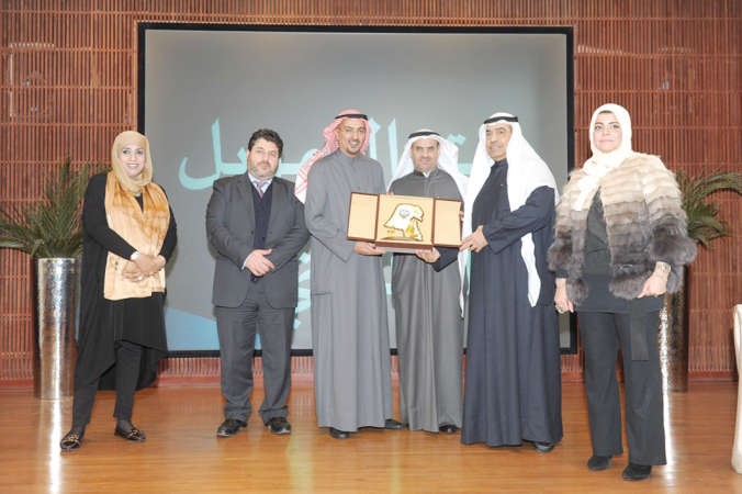 المجدلي يسلم الجائزة لزياد العمر ومسؤولي التدريب في بيتك 