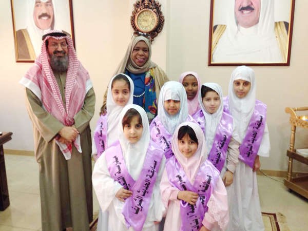 هيا الدوسري مع الطالبات المشاركات﻿