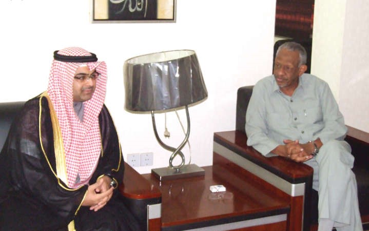 السفير طلال الهاجري لدى لقائه بالامين العام لمجلس الاحزاب الافريقية نافع علي نافع﻿