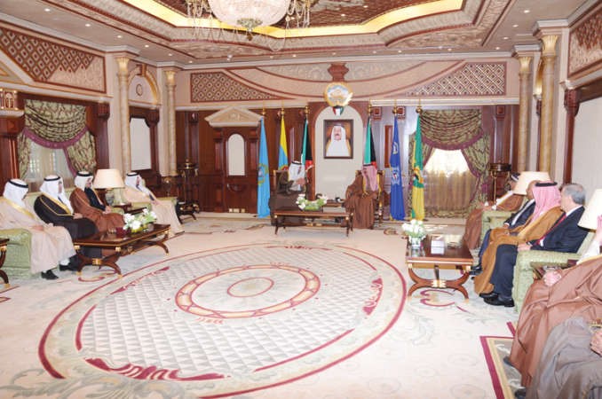 سمو ولي العهد خلال استقباله وزير الصحة دعلي العبيدي والمشاركين في مؤتمر وزراء الصحة في دول مجلس التعاون ﻿