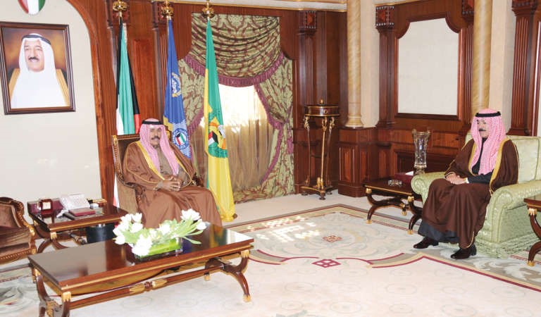 سمو ولي العهد الشيخ نواف الاحمد اثناء استقباله الشيخ محمد الخالد﻿