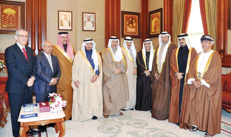 سمو رئيس الوزراء متوسطا دعلي العبيدي وعبداللطيف الزياني ووزراء الصحة لدول مجلس التعاون الخليجي ﻿