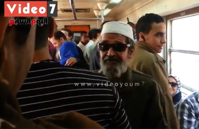 بالفيديو.. أظرف بائع متجول يخاطب ركاب مترو القاهرة بالإنجليزية 