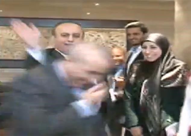 بالفيديو... وزير لبناني سابق يثير الأستغراب بعد صفعه إعلامياً ممازحاً !