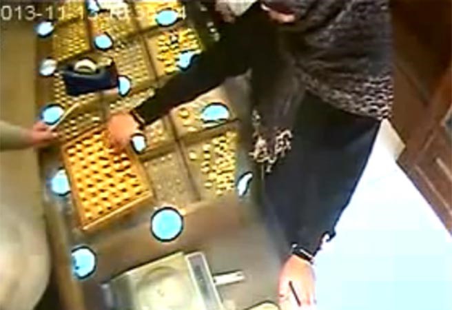 بالفيديو... سيدة تبتلع خاتماً في أغرب سرقة في الاردن