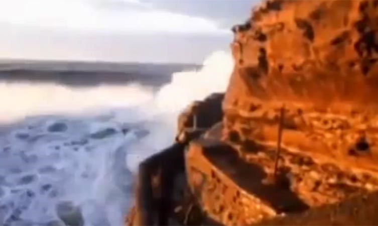 بالفيديو .. موجة رهيبة تجرف اثنيٌن من فوق صخرة خطرة في فرنسا