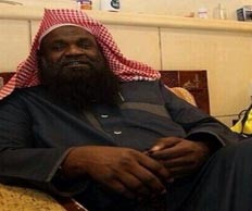 داعية سعودي يستفز النساء وينصحهن بتفتيح الركب السوداء