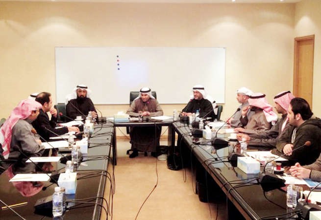 عبد الله الكندري مترئسا اجتماع اللجنة البيئية﻿