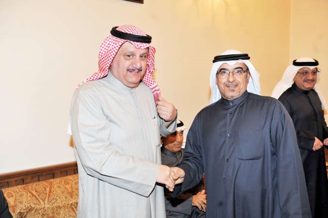 الوزير عيسى الكندري مرحبا باحد المهنئين